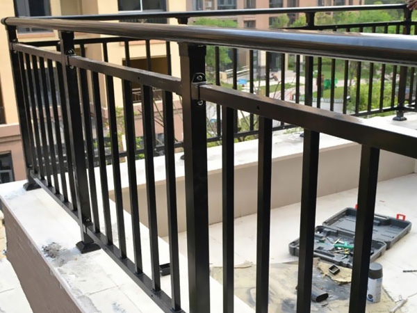 陽(yáng)臺(tái)圍欄的材質(zhì)有哪些？
