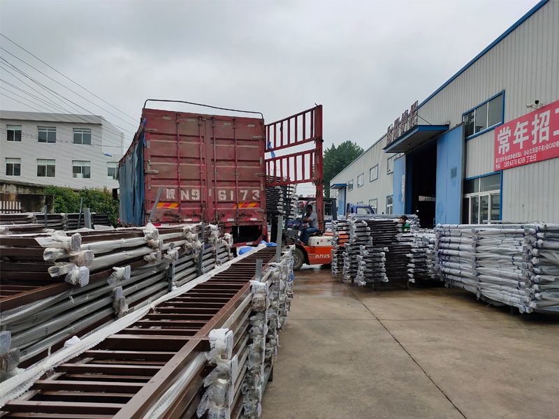 金用護(hù)欄2020年7月17日下午鋅鋼玻璃護(hù)欄產(chǎn)品裝車發(fā)貨！