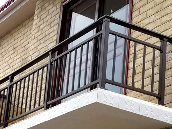 別墅陽(yáng)臺(tái)鋅鋼欄桿圖片