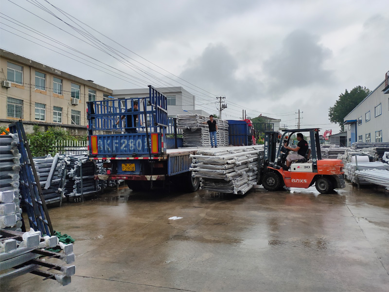 金用護欄2020年7月28日鋅鋼陽臺玻璃護欄裝車發貨！