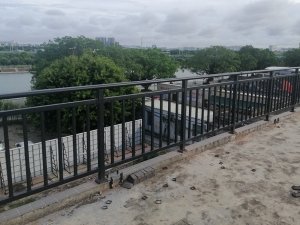 安徽鋅鋼護欄廠家電話多少？