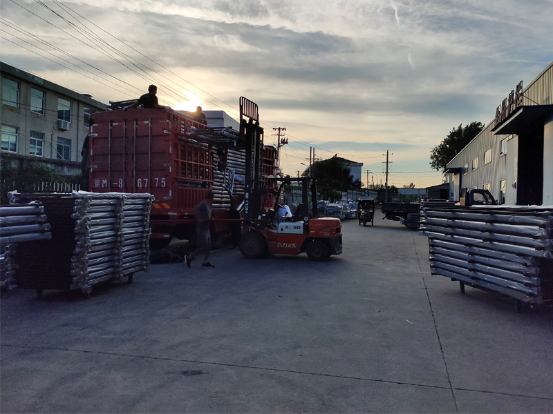 金用護欄2020年8月14日鋁合金陽臺護欄裝車發(fā)貨！