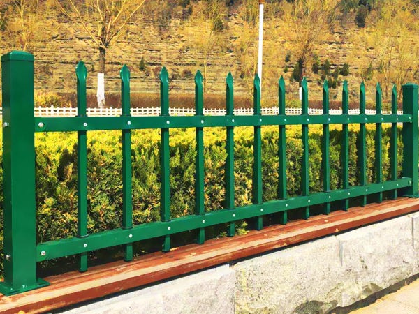 選擇鋅鋼柵欄廠家，這三點(diǎn)很重要！