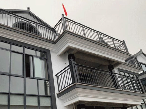 陽臺(tái)護(hù)欄用哪種材質(zhì)性價(jià)比高？