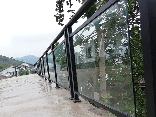 陽臺(tái)護(hù)欄用哪種材質(zhì)性價(jià)比高？