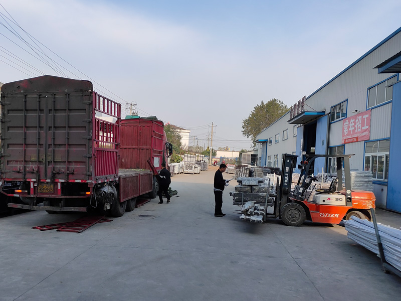 金用護(hù)欄2020年10月21日鋅鋼陽臺護(hù)欄裝車發(fā)貨！