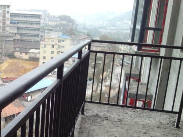 鋁合金護欄和鋅鋼護欄有什么不同? 鋁合金護欄和鋅鋼護欄有什么不同?