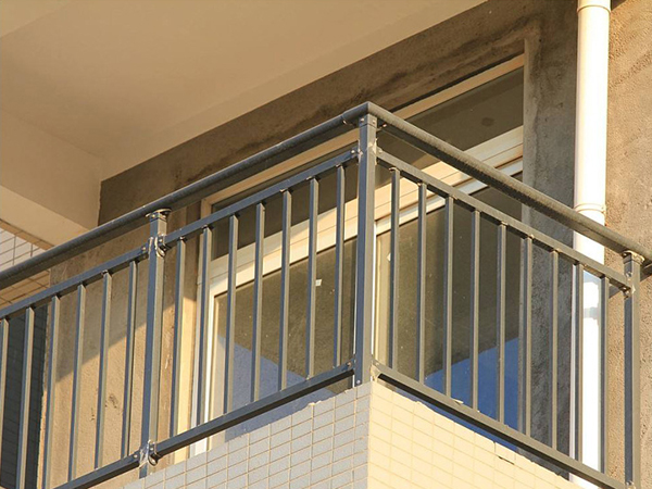 陽(yáng)臺(tái)欄桿哪種材料做的性價(jià)比高？