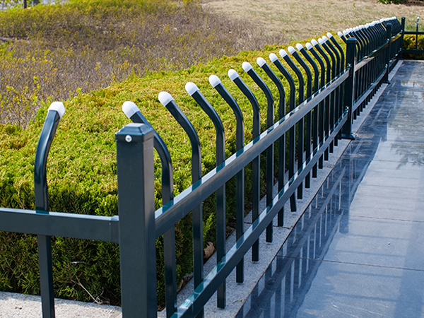 綠化護(hù)欄選什么材質(zhì)比較好？