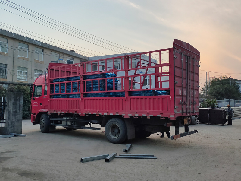 金用護(hù)欄2021年11月18日鋅鋼連廊護(hù)欄發(fā)貨！