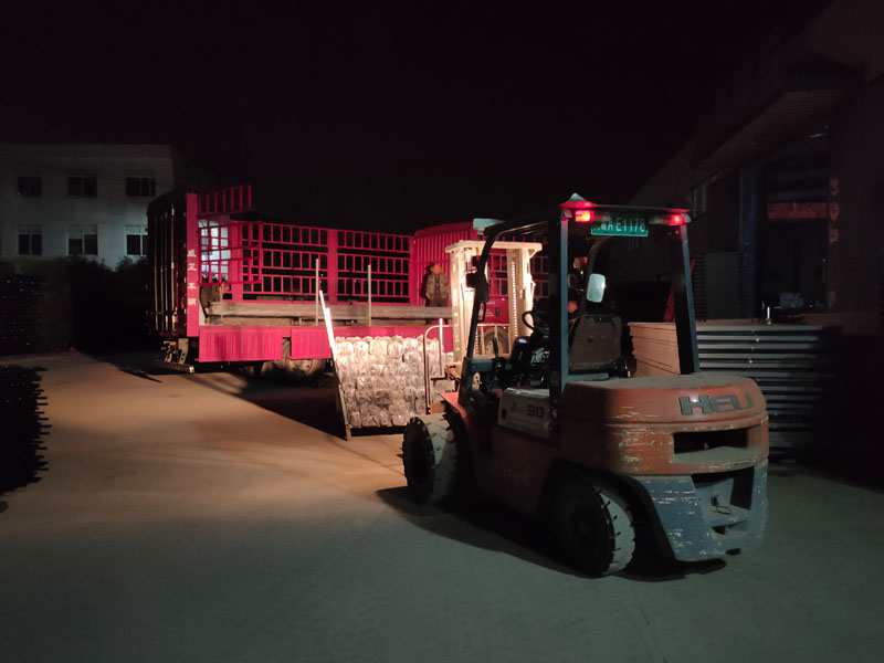 金用護欄2021年12月7日鋅鋼護欄裝車發(fā)貨！