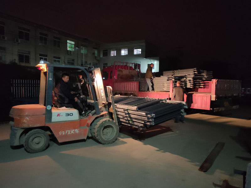 金用護(hù)欄2021年12月8日鋅鋼陽(yáng)臺(tái)欄桿裝車(chē)發(fā)貨! 金用護(hù)欄2021年12月8日鋅鋼陽(yáng)臺(tái)欄桿裝車(chē)發(fā)貨!