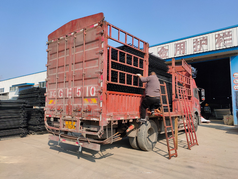金用護欄2021年12月9日鋅鋼圍墻護欄裝車發(fā)貨！
