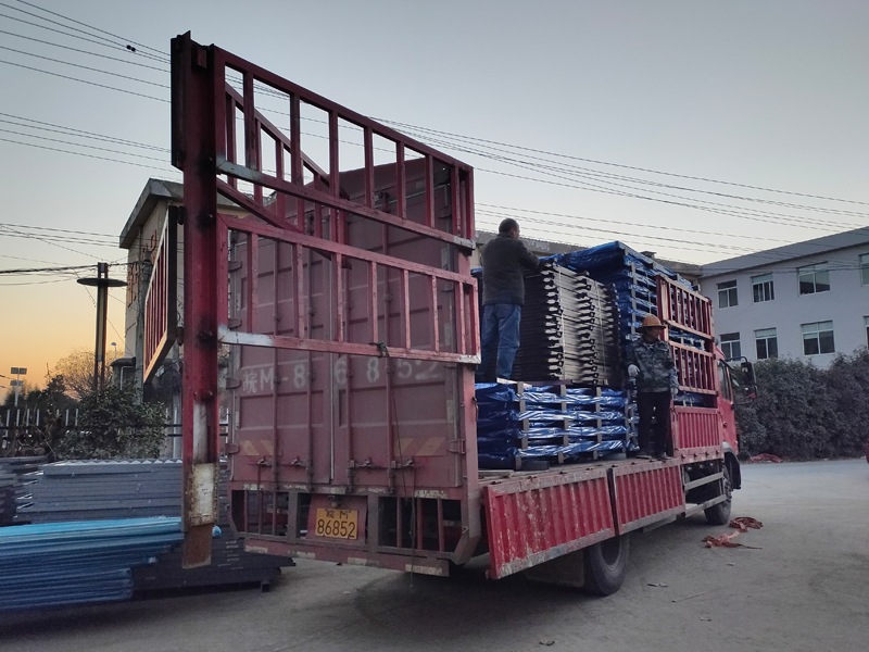 金用護(hù)欄2021年12月13日鋅鋼連廊欄桿裝車發(fā)貨! 金用護(hù)欄2021年12月13日鋅鋼連廊欄桿裝車發(fā)貨!