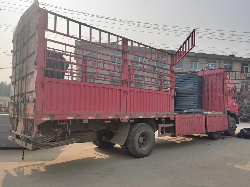 金用護欄2021年12月18日鋁合金百葉窗裝車發貨！