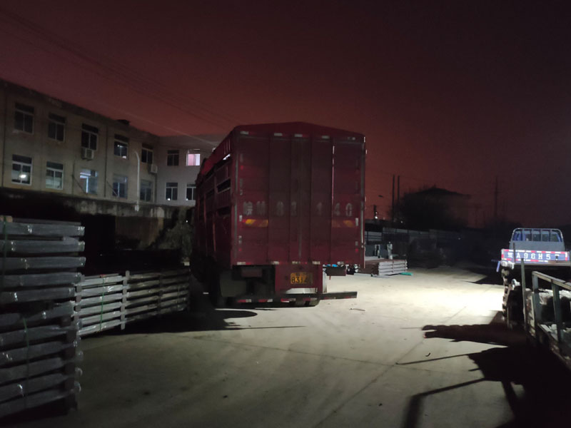 金用護欄2022年1月14日鋅鋼陽臺欄桿裝車發貨! 金用護欄2022年1月14日鋅鋼陽臺欄桿裝車發貨!