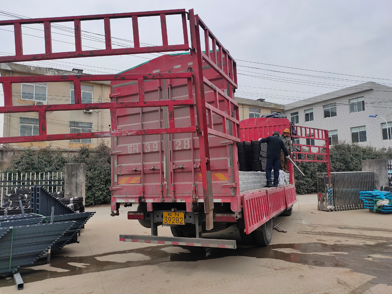 金用護欄2022年1月18日鋅鋼飄窗欄桿裝車發(fā)貨! 金用護欄2022年1月18日鋅鋼飄窗欄桿裝車發(fā)貨!