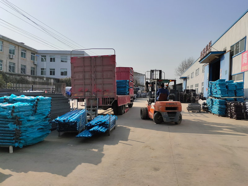 金用護(hù)欄2022年3月8日鋅鋼陽臺欄桿裝車發(fā)貨！