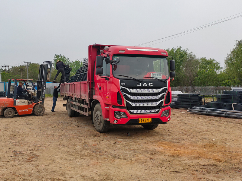 金用護欄2022年4月16日鋅鋼連廊欄桿裝車發(fā)貨！