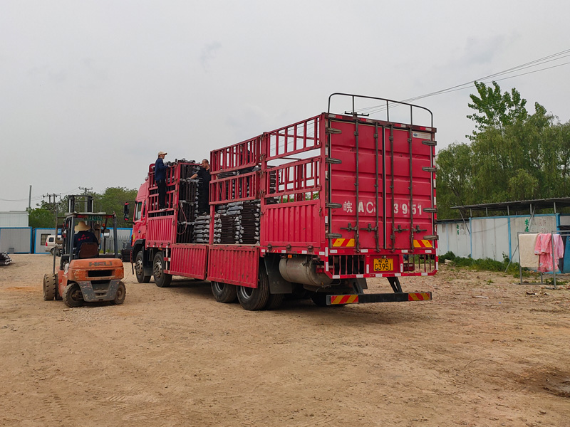 金用護欄2022年4月24日鋅鋼連廊欄桿裝車發貨! 金用護欄2022年4月24日鋅鋼連廊欄桿裝車發貨!