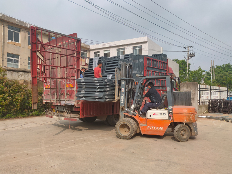 金用護(hù)欄2022年4月30日鋅鋼百葉窗裝車發(fā)貨！