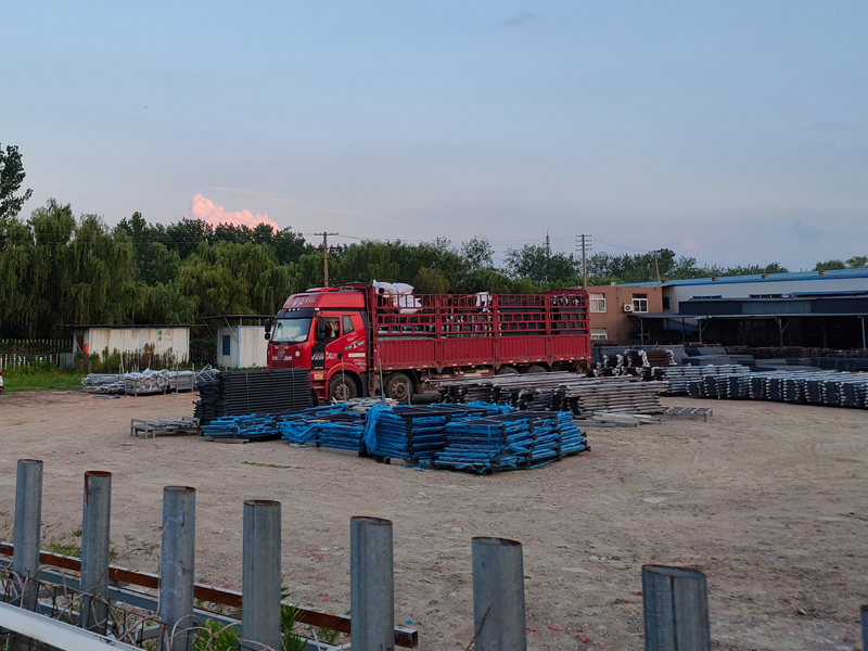 金用護欄2022年7月2日鋅鋼飄窗護欄裝車發(fā)貨！