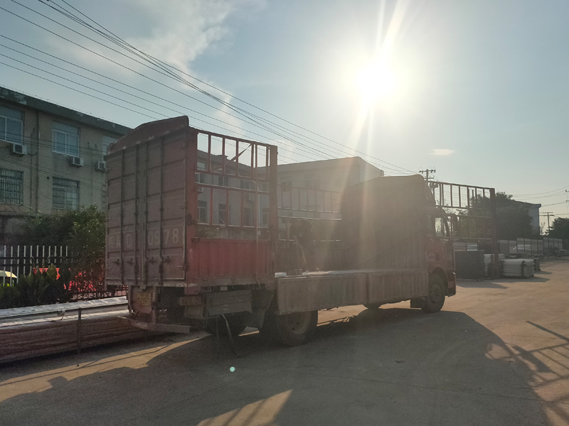 金用護欄2022年7月11日鋅鋼百葉窗裝車發貨！