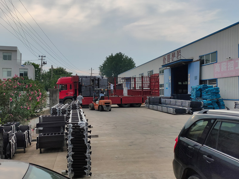 金用護欄2022年7月16日鋅鋼連廊欄桿裝車發貨！