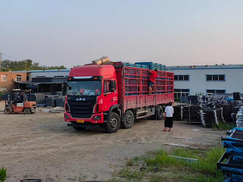 金用護欄2022年8月2日鋅鋼陽臺護欄裝車發貨！