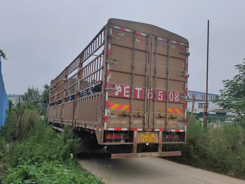 金用護欄2022年8月30日鋅鋼陽臺護欄裝車發貨！