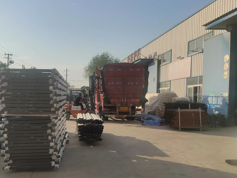 金用護欄2022年9月9日鋅鋼玻璃欄桿裝車發(fā)貨！