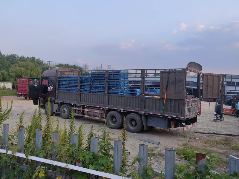 金用護欄2022年9月19日鋅鋼連廊護欄裝車發貨! 金用護欄2022年9月19日鋅鋼連廊護欄裝車發貨!