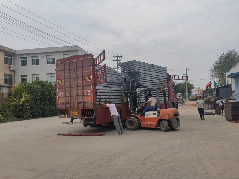 金用護欄2022年9月26日鋅鋼玻璃欄桿裝車發貨！