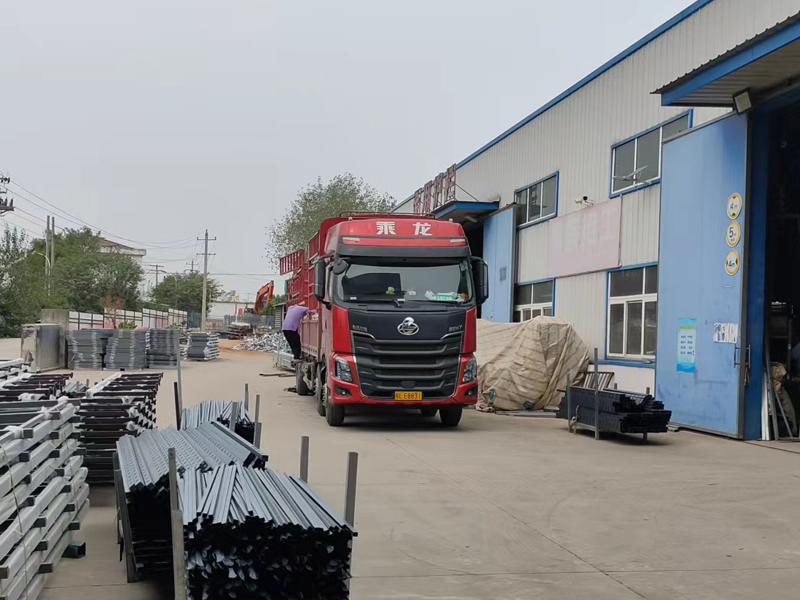 金用護(hù)欄2022年10月9日鋅鋼玻璃欄桿裝車發(fā)貨！