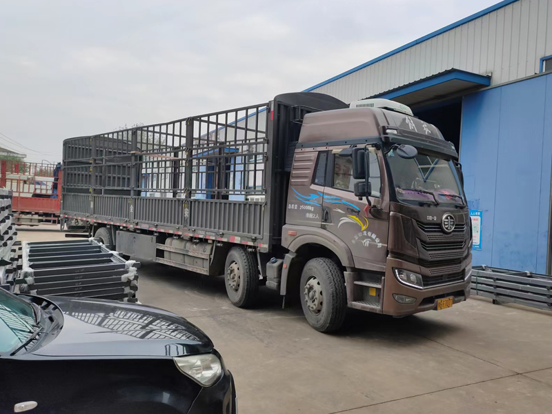 金用護欄2022年10月11日鋅鋼樓梯欄桿裝車發貨！