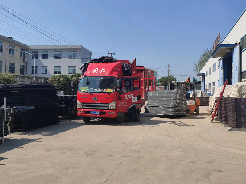 金用護欄2022年10月15日鋁合金百葉窗裝車發貨！