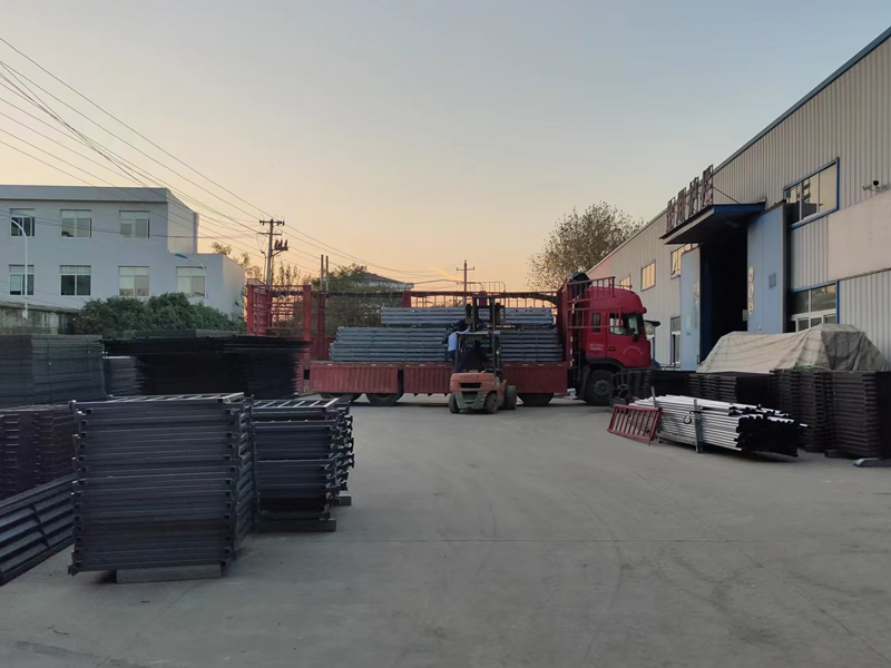 金用護欄2022年10月24日鋅鋼玻璃欄桿裝車發貨！