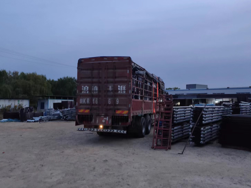 金用護欄2022年10月29日鋅鋼連廊欄桿裝車發貨！