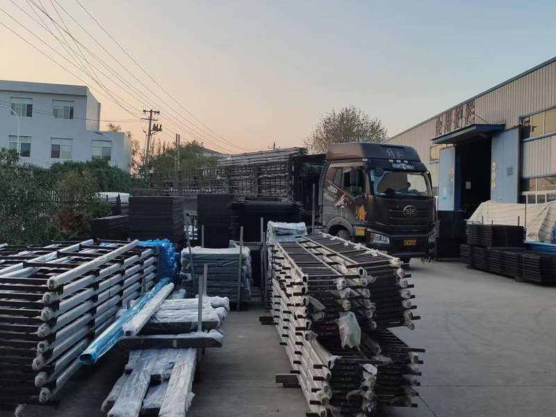 金用護欄2022年11月3日鋅鋼連廊護欄裝車發貨！
