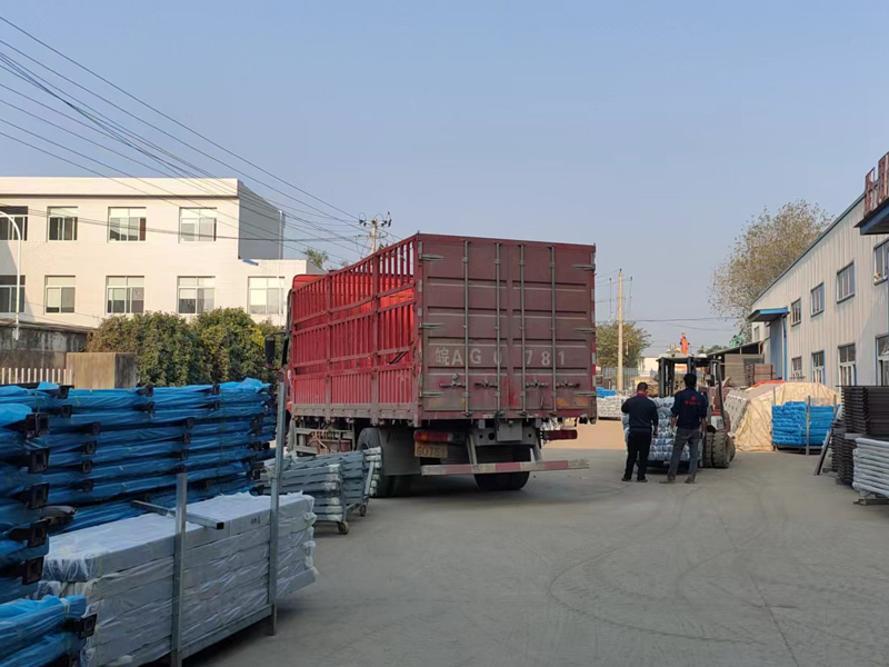 金用護(hù)欄2022年11月18日鋅鋼組裝護(hù)欄裝車發(fā)貨！