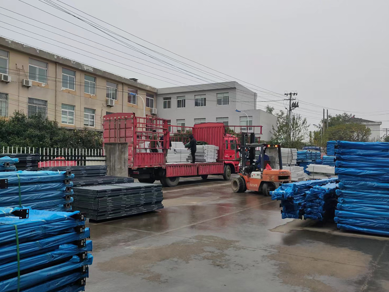 金用護欄2022年11月24日鋅鋼護窗欄桿裝車發貨！