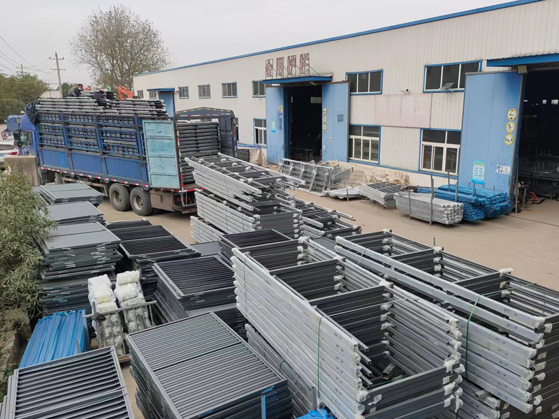 金用護欄2022年12月1日鋅鋼玻璃欄桿裝車發(fā)貨！