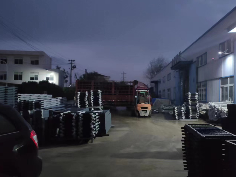 金用護欄2022年12月3日鋅鋼百葉窗裝車發貨! 金用護欄2022年12月3日鋅鋼百葉窗裝車發貨!