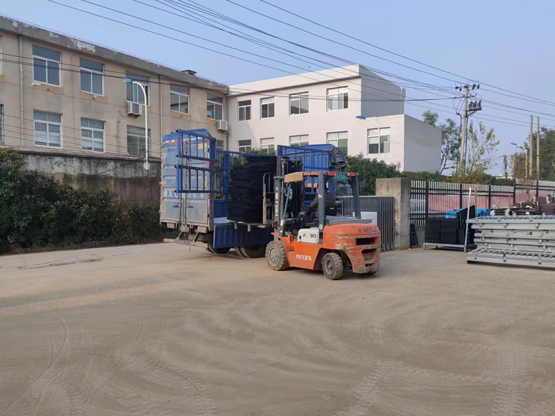 金用護欄2022年12月6日鋅鋼飄窗護欄裝車發貨！