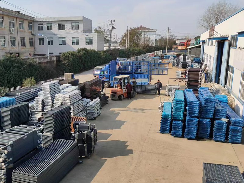 金用護(hù)欄2022年12月14日鋅鋼連廊欄桿裝車(chē)發(fā)貨！