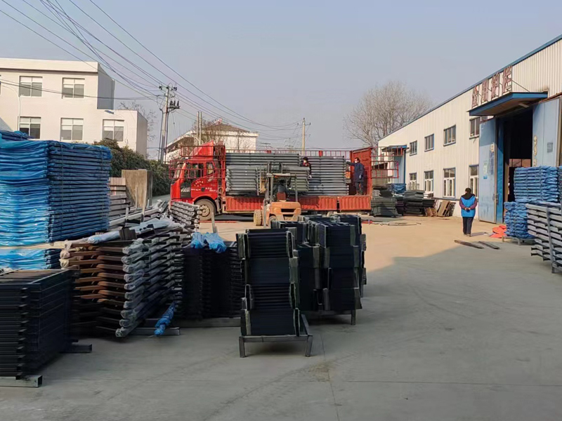 金用護欄2022年12月27日鋅鋼連廊欄桿裝車發貨！