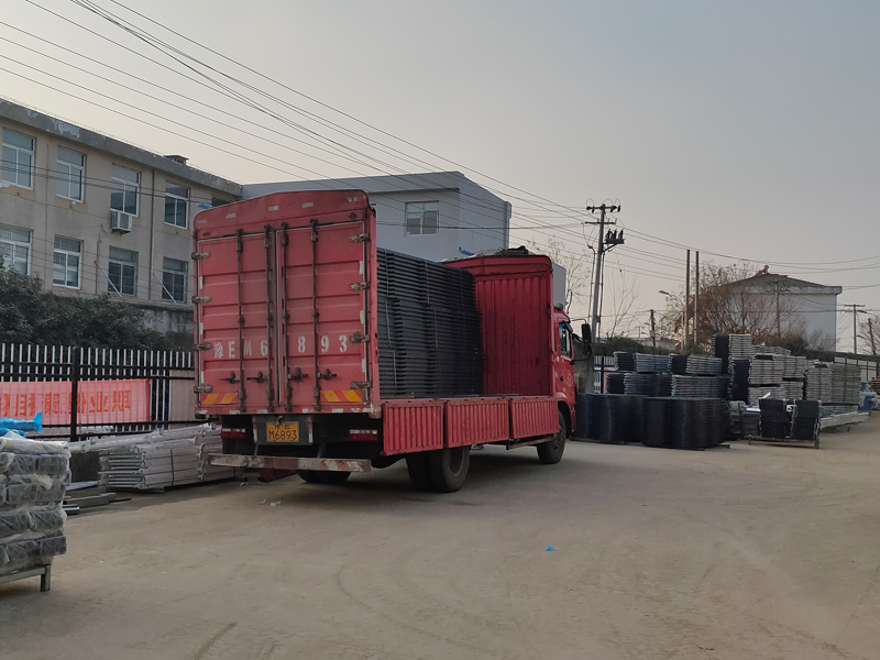 金用護欄2023年1月3日鋅鋼連廊欄桿裝車發貨！