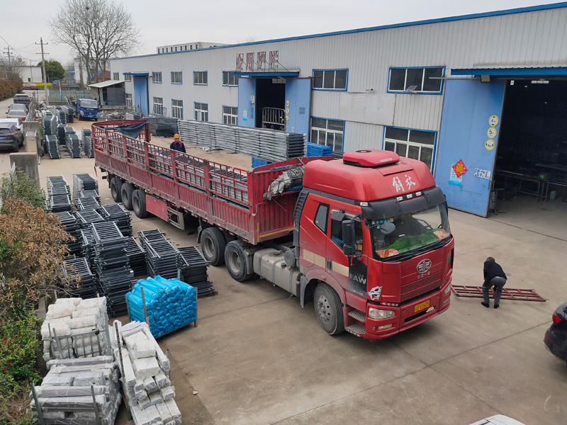 金用護欄2023年3月24日鋅鋼連廊欄桿裝車發貨！