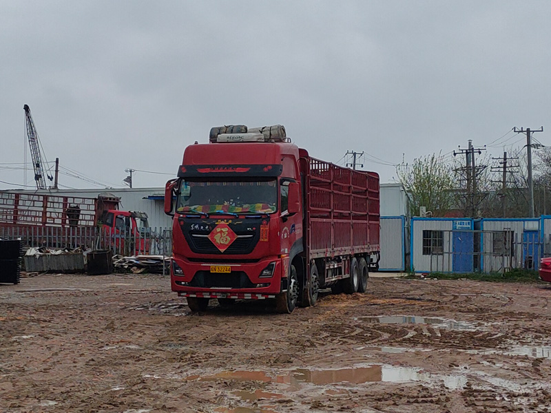 金用護欄2023年4月4日鋅鋼連廊欄桿裝車發貨! 金用護欄2023年4月4日鋅鋼連廊欄桿裝車發貨!