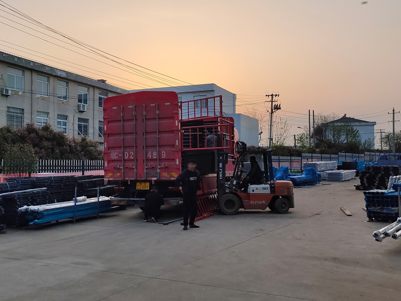 金用護欄2023年4月6日鋅鋼百葉窗裝車發貨！